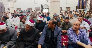 وفد من أوقاف الدقهلية يقدم واجب العزاء فى البطل خالد عبد العال شهيد الشهامة وفد الأوقاف خلال تقديم واجب العزاء