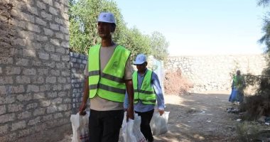 فرق صندوق تحيا مصر بالأقصر يوزعون لحوم الأضاحى على الأسر المستحقة.. صور