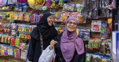 فى وداع الأراضى المقدسة.. الحجاج يوثقون لحظاتهم الأخيرة بذكريات لا تُنسى.. صور ودموع وهدايا مشاهد الختام فى المدينة المنورة.. وبين الروضة الشريفة وهدايا العودة نهاية روحانية لرحلة الحج الحجاج يشترون الهدايا