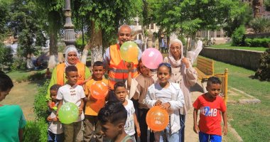 محافظة أسوان توزع هدايا وبالونات على زوار 140 حديقة توزيع بالونات على زوار الحدائق فى العيد