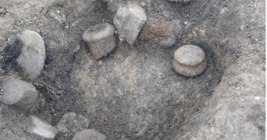 علماء آثار يكتشفون أول إناء رومانى سليم فى أيرلندا إناء رومانى