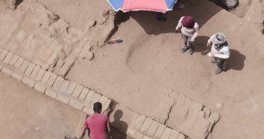 البعثة المصرية الفرنسية بالكرنك تنهى الحفر بمدينة مكتشفة تعود للعصور الوسطى.. صور