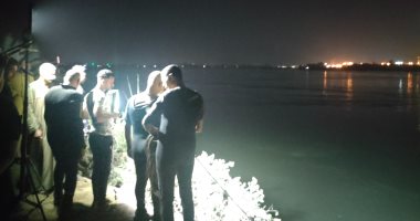 انتشال جثة سيدة من ضحايا حادث انقلاب تروسيكل بنهر النيل فى أسيوط