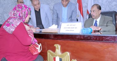 محافظ سوهاج يستمع إلى مطالب وشكاوى المواطنين فى اللقاء الجماهيرى