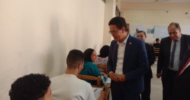 رئيس جامعة بنها يتفقد سير الامتحانات بكلية الحقوق