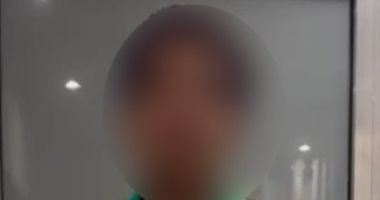 الداخلية تضبط عامل لقيامه باقتلاع لمبة إنارة من قطار وإلقائها.. فيديو المتهم