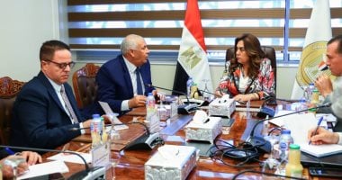 وزيرة التنمية المحلية تتابع مع محافظ الوادى الجديد إنشاء مركز إنتاج الحرير الطبيعى جانب من الاجتماع