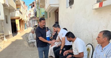 أسرة شهيد الشهامة تستقبل المعزين بمسقط رأسه بالدقهلية وتنتظر وزير البترول أسرة شهيد الشهامة أمام المنزل