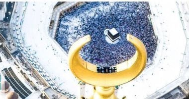 هلال برج الساعة يحتضن الكعبة فى لقطة ساحرة تأسر القلوب