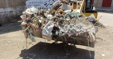 رفع 150 طن من القمامة والمخلفات بـ6 قرى بمركز سوهاج جانب من رفع القمامة