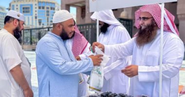 بالهدايا والكتب الدينية..المدينة المنورة تستقبل الحجاج (صور)