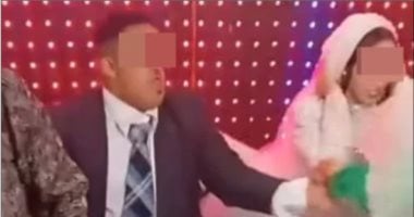 جدل واسع بعد تداول فيديو لبكاء عروس بالشرقية بجوار عريسها المصاب بمتلازمة داون .. "القومى للطفولة" يحرر بلاغا والنيابة تطلب التحريات.. العروس: متزوجة عن قصة حب.. ووالد العريس عرضت نجلى على الأطباء قبل الزواج عروس الشرقية بجوار عريسها