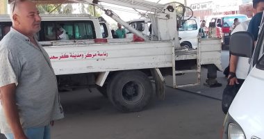 إنارة مواقف سيارات الأجرة وتغيير كشافات الإضاءة لخدمة المواطنين فى كفر سعد