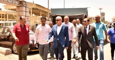 محافظ الأقصر يتفقد السوق الحضرى لمتابعة السلع وشوارع المدينة ويوجه بتجميلها.. صور
