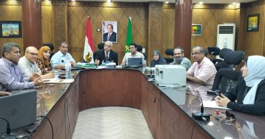 مدير تعليم القليوبية يتابع سير امتحانات الدبلومات الفنية من غرفة العمليات 
