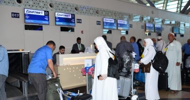 مصر للطيران تواصل جسرها الجوى لعودة الحجاج من الأراضى المقدسة.. صور