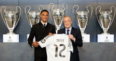 بيريز يقدم أرنولد لاعبًا لـ ريال مدريد أمام وسائل الإعلام.. صور وفيديو أرنولد يحمل قميصه مع الريال برفقة بيريز رئيس النادي