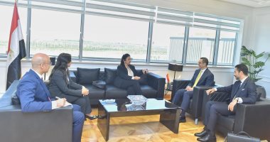 وزير الاستثمار يلتقى مسؤولى شركة AXA العالمية العاملة بمجال التأمين الصحى