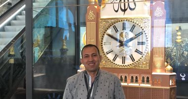 أسرار ساعة مكة.. دقة هندسية فى قلب العاصمة المقدسة الزميل محمود عبد الراضى بجوار ساعة مكة