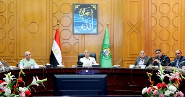 محافظ الإسماعيلية يناقش خطة مديرية التعليم استعدادا لامتحانات الثانوية العامة