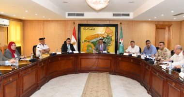 استعدادات مكثفة بمحافظة الفيوم لامتحانات الثانوية العامة.. المحافظ يقرر إلغاء الأسواق بجميع الطرق المؤدية للجان بمختلف مراكز المحافظة.. ومدير تعليم الفيوم: 19035 طالبا وطالبة يؤدون الامتحانات أمام 41 لجنة اجتماع المحافظ