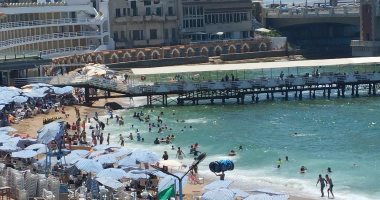 إقبال كبير على شاطئ ستانلى فى الإسكندرية مع ارتفاع درجات الحرارة.. فيديو