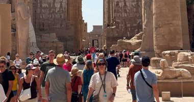 إقبال سياحى مميز بين أعمدة وكباش ومسلات معابد الكرنك بالأقصر.. صور