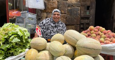 بائعات الأسواق..صمود يومى من أجل الحياة..ماجدة:بكافح من ساعة ما ربنا خلقنى..أم على:ربنا بيقوينا عشان نربى العيال..هبة: الشارع علمنى إزاى أجيب الجنيه بالحلال.. وصباح كافحت بعد وفاة زوجها وربت أبناءها حتى الكليات بائعات الأسواق.. صمود يومى من أجل الحياة