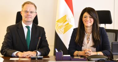 الدكتورة رانيا المشاط تبحث مع السفير البريطاني تنفيذ برامج التعاون الإنمائي وزيرة التخطيط وسفير بريطانيا