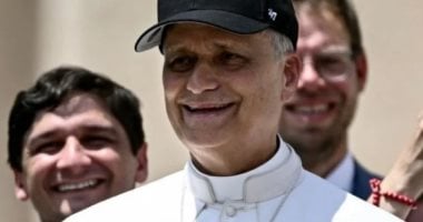 بابا الفاتيكان يكسر البروتوكول ويرتدى قبعة بيسبول بابا الفاتيكان