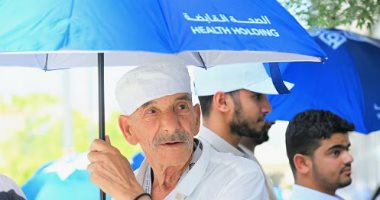 للوقاية من ضربات الشمس..توزيع أكثر من 5 آلاف مظلة على الحجاج بالمدينة