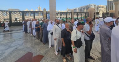 بعثة وزارة التضامن تنظم زيارات الروضة الشريفة لحجاج الجمعيات