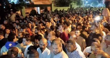 أهالى أدكو يشيعون جنازة جواهرجى البحيرة.. لقي مصرعه إثر التعدي عليه بسلاح أبيض.. صور