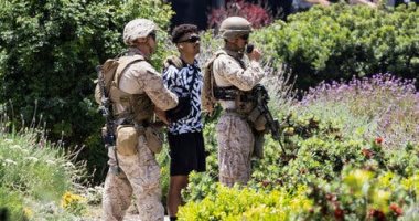 بعد احتجاز قوات البحرية الأمريكية مدنيا فى لوس أنجلوس.. صحيفة: تحرك نادر البحرية الأمريكية تعتقل رجلا