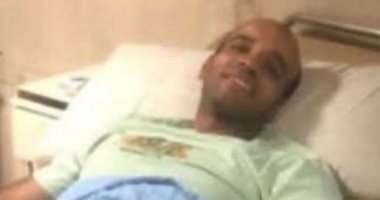 محافظ أسوان يزور ضابط شرطة مصاب فى مطاردة تجار المخدرات