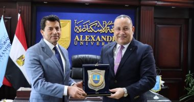 رئيس جامعة الاسكندرية يستقبل وزير الشباب والرياضة لمناقشة رسالة دكتوراه