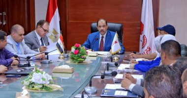 محافظ سوهاج يبحث استقبال الثانوية العامة ويعقد اجتماعًا لمناقشة تشغيل الأسواق الحضرية جانب من اجتماع المحافظ