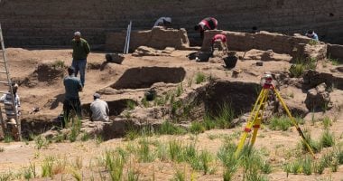 النصف الأول من عام 2025 اكتشافات المدن الجديدة فى الكرنك.. الكشف عن مستوطنة عمالية على مساحة 2400 متر بجوار المتحف المفتوح فى مارس.. وكشف أقدم مدينة تعود للعصور الوسطى بالركن الجنوبى الشرقى يونيو الجارى.. صور موقع العمل والكشف عن أقدم مدينة عمالية بالكرنك