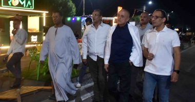 محافظ الأقصر يتفقد جزيرة العوامية ويستمع لمطالب شباب عربات الطعام بشارع مصر