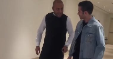 تامر عاشور يظهر بعكاز فى حفل الكويت.. صور تامر عاشور بالعكاز
