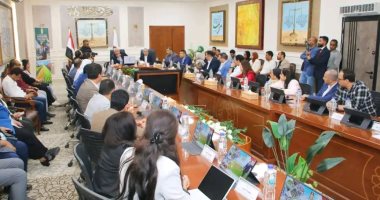 محافظ الوادى الجديد يلتقى نواب المحافظين بمقر مجمع المصالح الحكومية