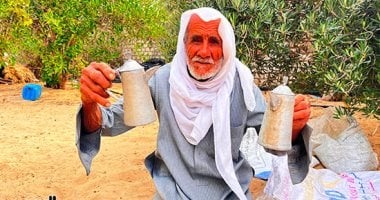 حكاية آخر الحرفيين في سيناء.. معمر يطرق الألمنيوم منذ طفولته.. عوض الله عمر يُحيي صناعة الدلال بيديه منذ قرن.. أدواته مطرقة وسندان.. يصنع بها ما عجزت عنه الآلات.. ومن يديه تخرج قطع تراثية فريدة.. صور حكاية آخر الحرفيين في سيناء