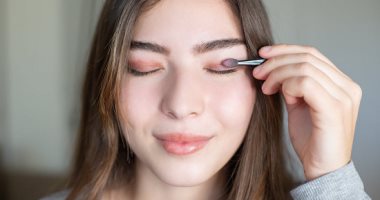 6 خطوات مكياج أساسية في إطلالات الصيف وتجنبي إجهاد بشرتك