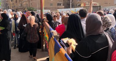 أولياء الأمور يصطحبون الطلاب قبل دخول لجان الثانوية العامة بالغربية.. فيديو