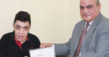 الهيئة العامة لتعليم الكبار تكرم حازم محمد من ذوى الهمم 