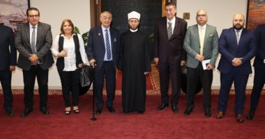 وزير الأوقاف: أي ضرر يطال كنيسة هو كمن أصاب مسجدًا فنحن شركاء في الوطن وزير الأوقاف وفدًا من الشخصيات القبطية البارزة