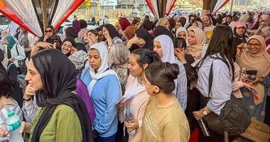 انطلاق امتحانات الثانوية العامة بالدين والتربية الوطنية.. تفتيش الطلاب بحزم قبل دخولهم اللجان لمنع حيازة التليفون المحمول.. وزير التعليم يشدد على ضرورة توفير الهدوء للطلاب أثناء سير العملية الامتحانية.. صور امتحانات الثانوية العامة