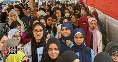 بدء توافد طلاب الثانوية العامة على اللجان لأداء أول الامتحانات.. صور توافد طلاب الثانوية العامة على اللجان