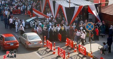 بدء إجراءات تفتيش طلاب الثانوية العامة بالجيزة قبل انطلاق امتحان التربية الدينية طلاب الثانوية العامة بالجيزة