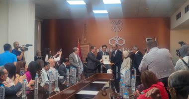 مسلمانى يكرم الكاتب الصحفى وائل السمرى خلال افتتاح استوديو نجيب محفوظ بماسبيرو الهيئة الوطنية للاعلام تكرم هدى نجيب محفوظ ووائل السمرى خلال افتتاح استوديو نجيب محفوظ